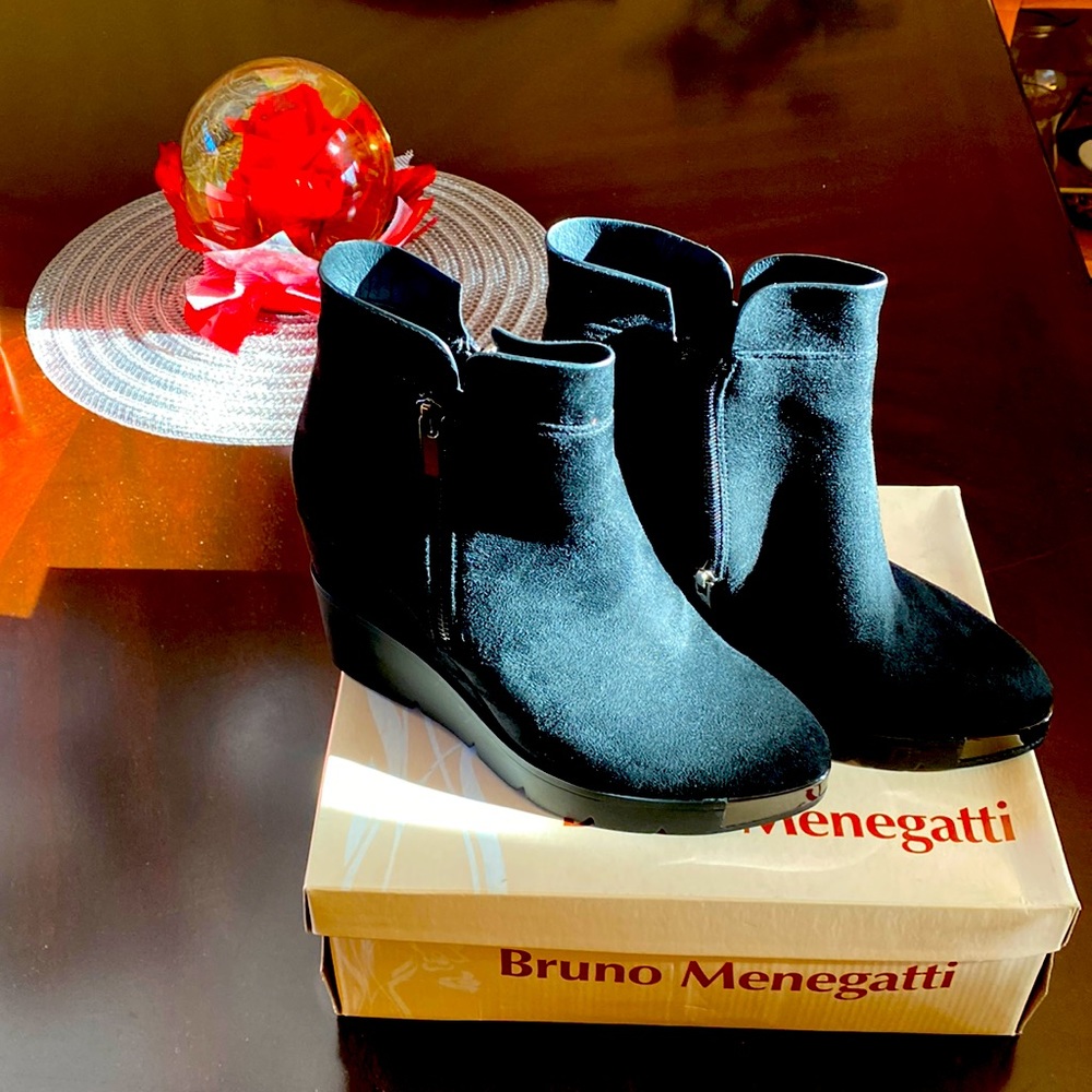 NWB. Fix sued Bruno Menegatti boots with zipper and metal front design.